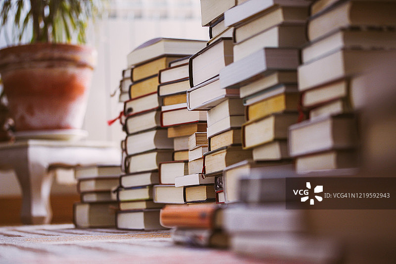 堆放在地毯上的书籍图片素材