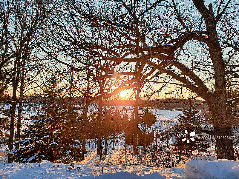 威斯康星州南部农场的冬季日落图片素材