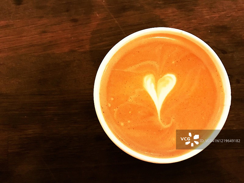 下午一杯新鲜的拿铁咖啡图片素材