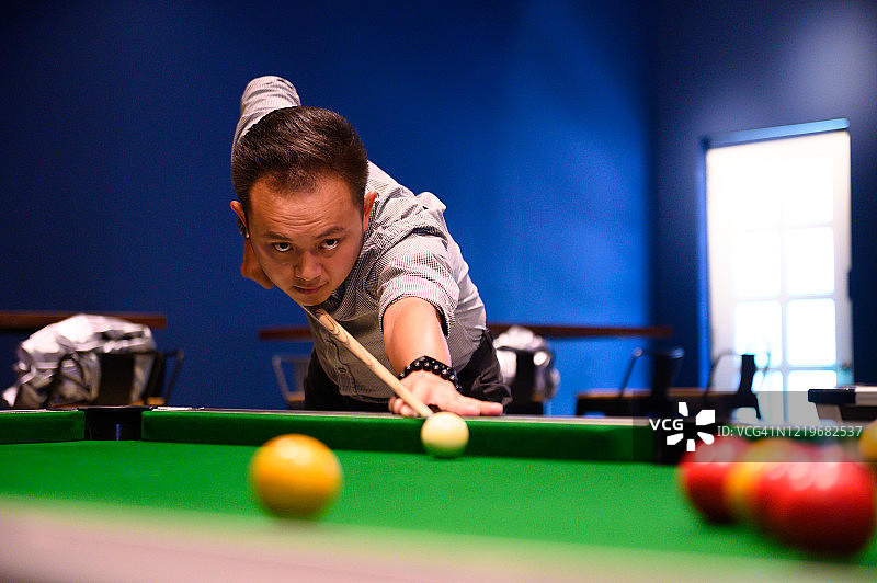 男人在台球桌上打台球图片素材