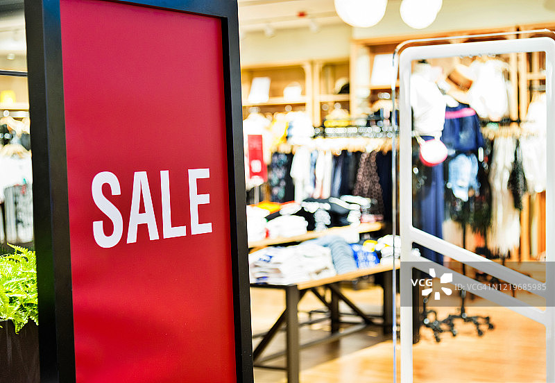 服装店内的促销标志图片素材