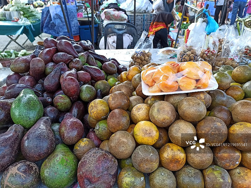 叠放的牛油果和当地水果图片素材