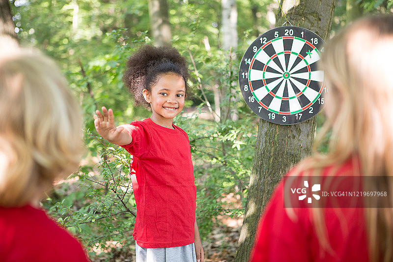 一起玩飞镖的各民族儿童图片素材