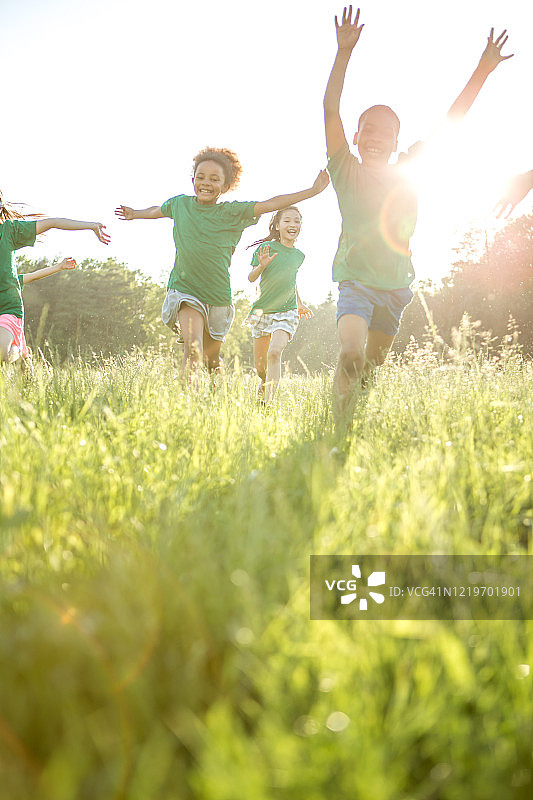 在公园里玩耍的多元种族儿童图片素材
