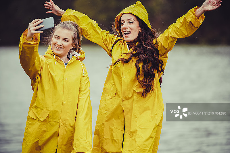 快乐的女孩们在户外图片素材