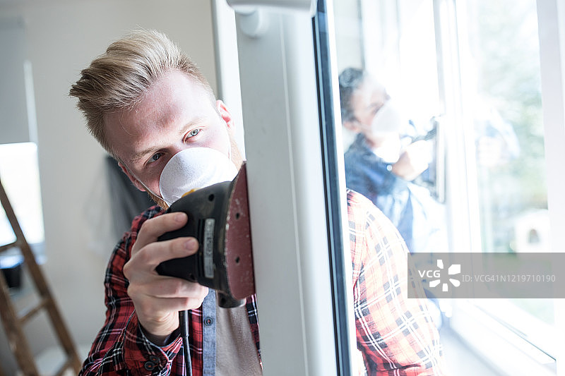 年轻夫妇正在装修他们的家。图片素材