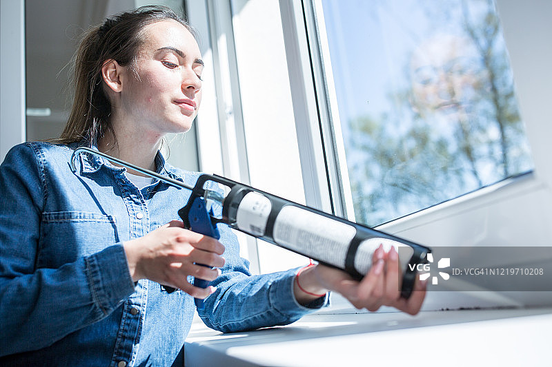 年轻女人做家居装修图片素材
