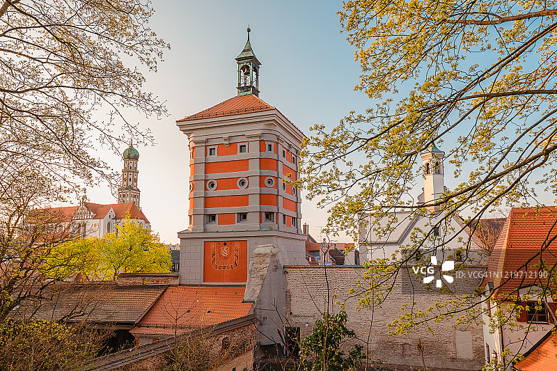 德国奥格斯堡红门和圣乌尔里希和圣阿弗拉大教堂春季景色图片素材