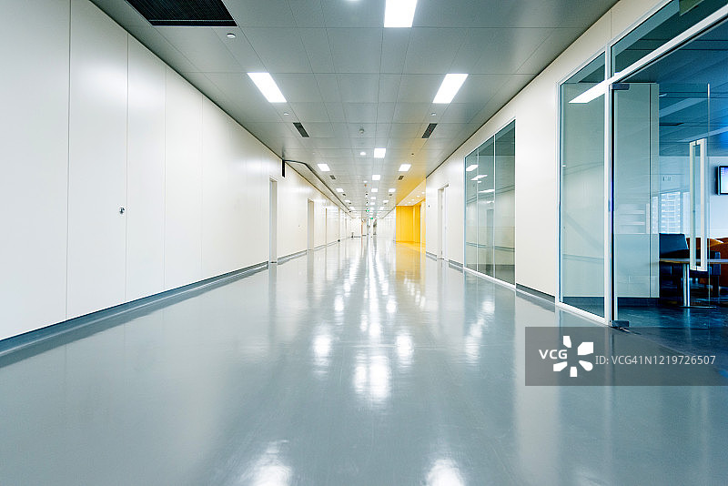 医院里的空旷走廊图片素材