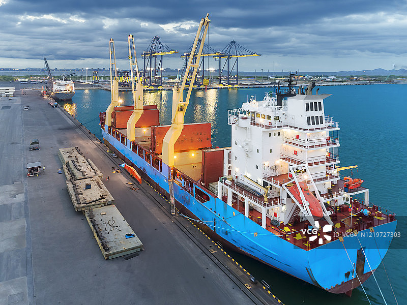 仓库中集装箱起重机吊运集装箱海运航拍俯视图片素材