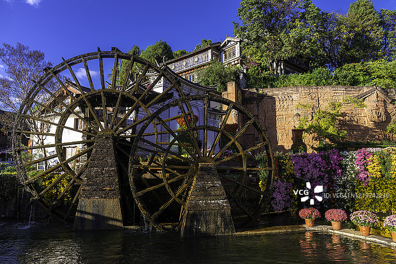 中国云南丽江古城入口处的水车图片素材