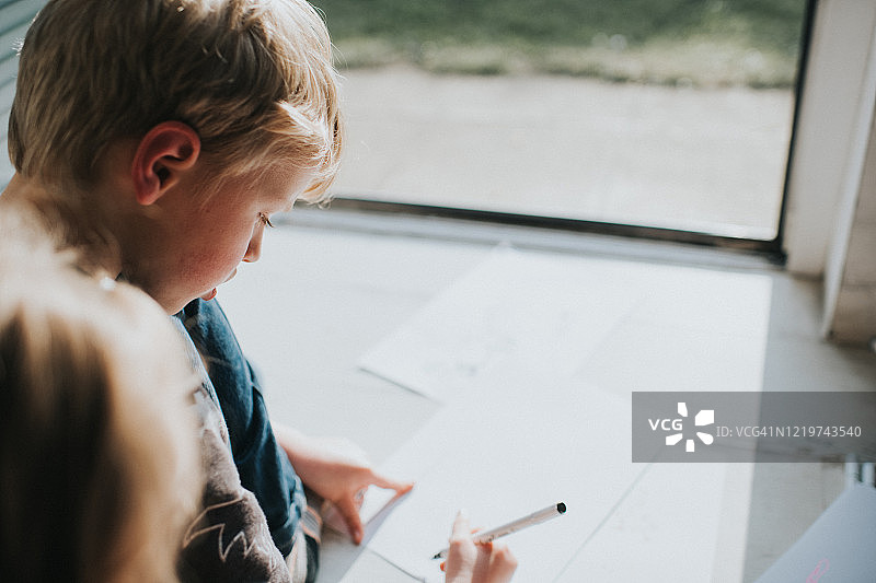 绘画的孩子图片素材