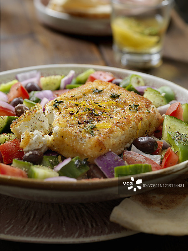 希腊沙拉配面包炸菲达奶酪图片素材