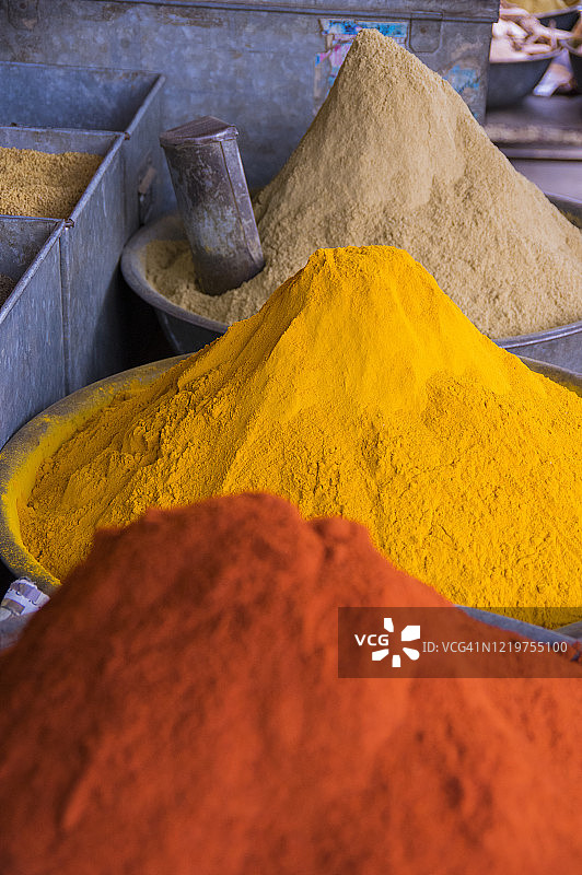 印度拉贾斯坦邦焦特布尔萨达尔市场色彩鲜艳的香料图片素材