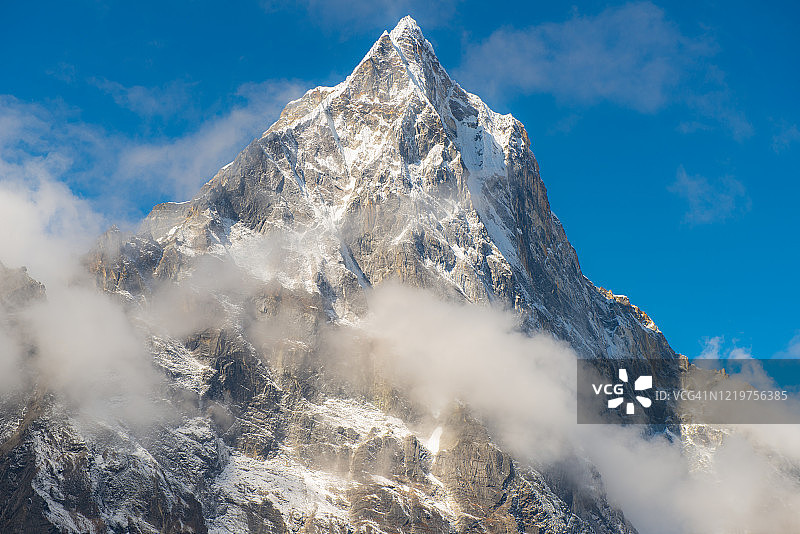 尼泊尔昆布地区卓拉策峰（6440米）的壮丽景色图片素材