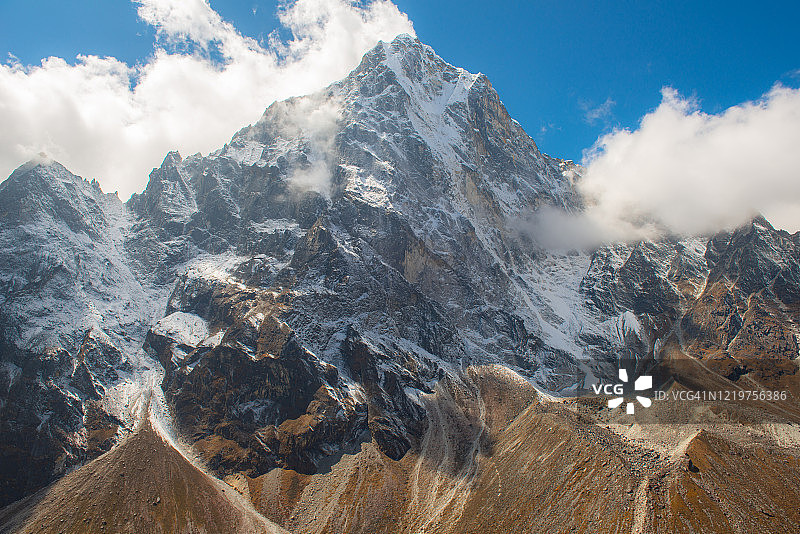 从宗拉村看到的尼泊尔昆布地区卓拉策峰（海拔6440米）背面图片素材
