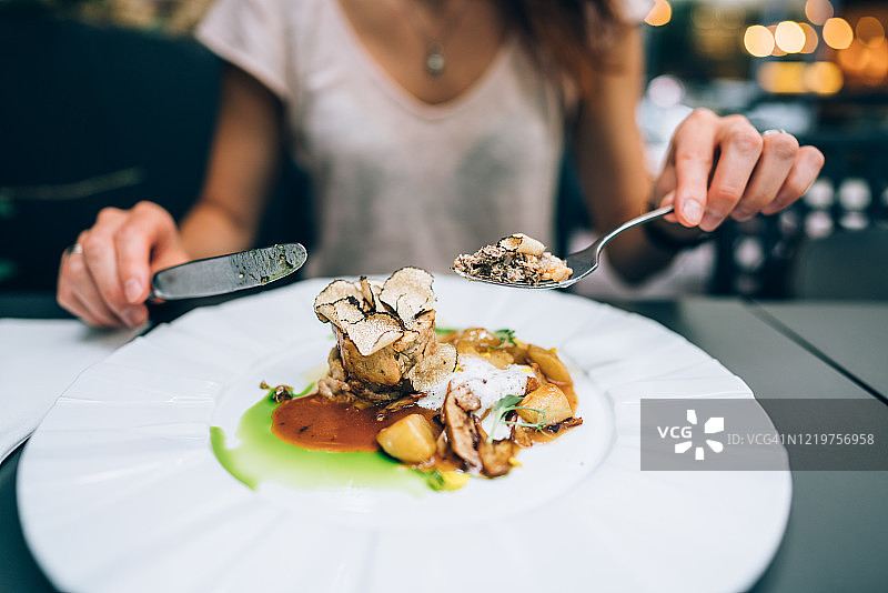 女人在豪华餐厅享用美食图片素材