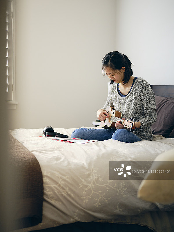 女人练习乐器图片素材