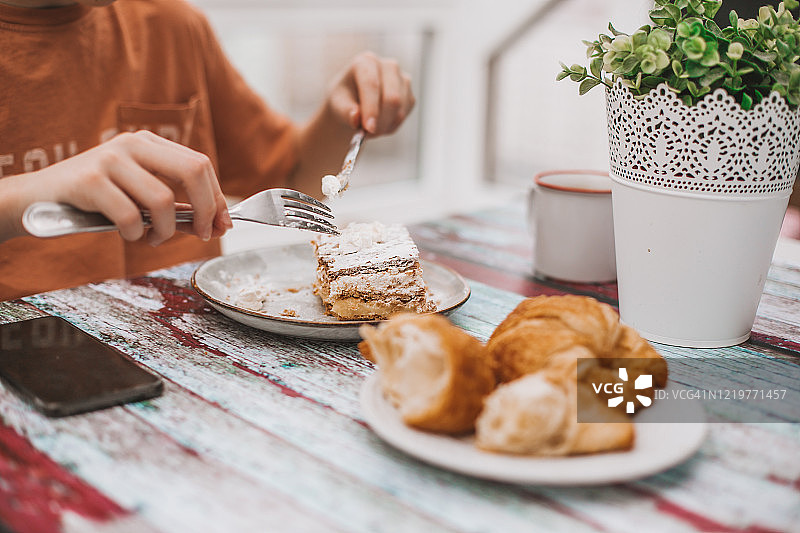 吃甜蛋糕的青少年男孩图片素材