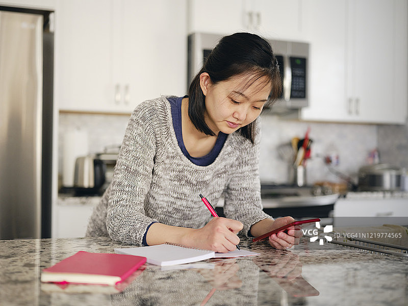 写日记的女人图片素材