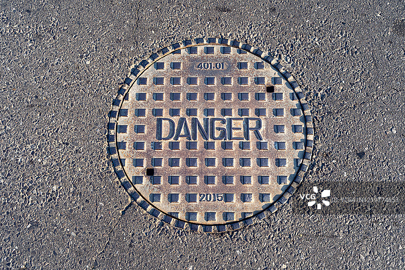 城市街道上的封闭式井盖图片素材