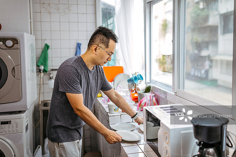 中年男人在厨房准备食物图片素材