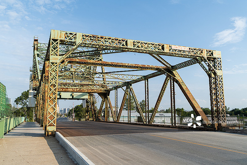 水道上的悬臂桥图片素材