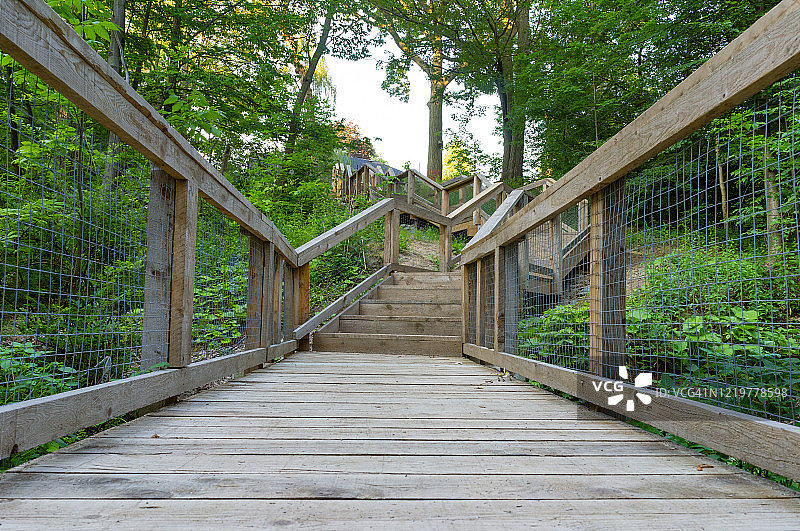 通往自然步道的桥梁与阶梯图片素材