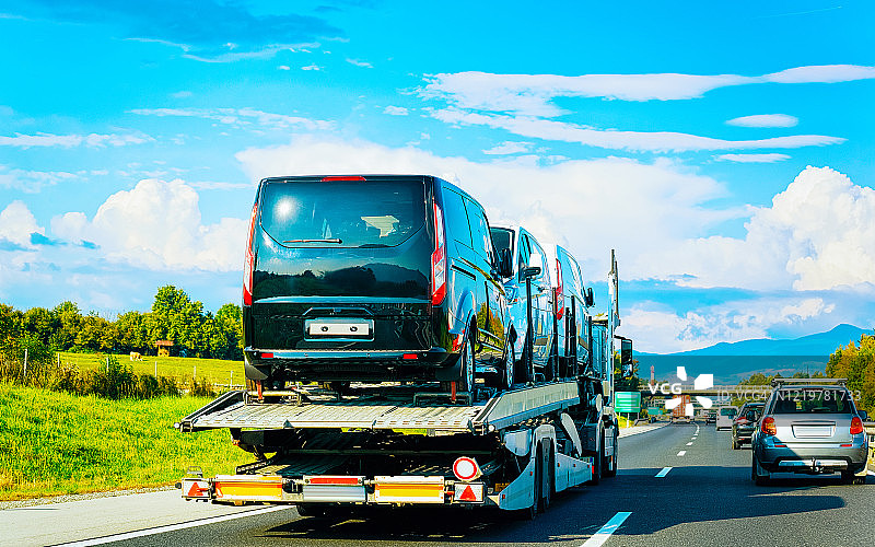 在斯洛文尼亚道路上运载小型货车的卡车运输车图片素材
