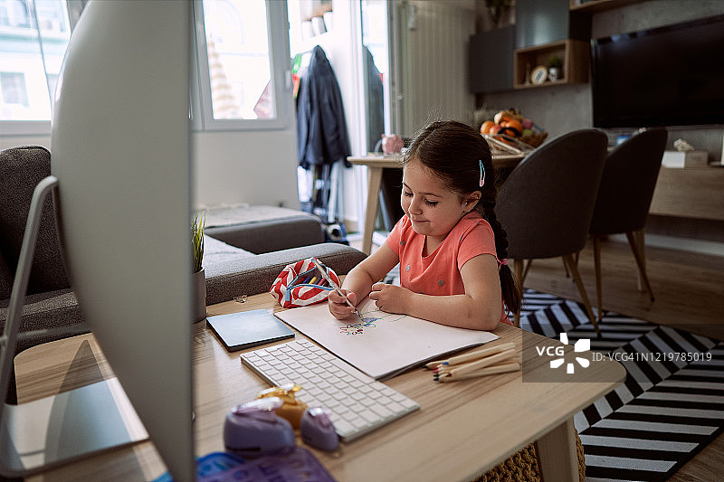 可爱女孩在线课后做作业图片素材