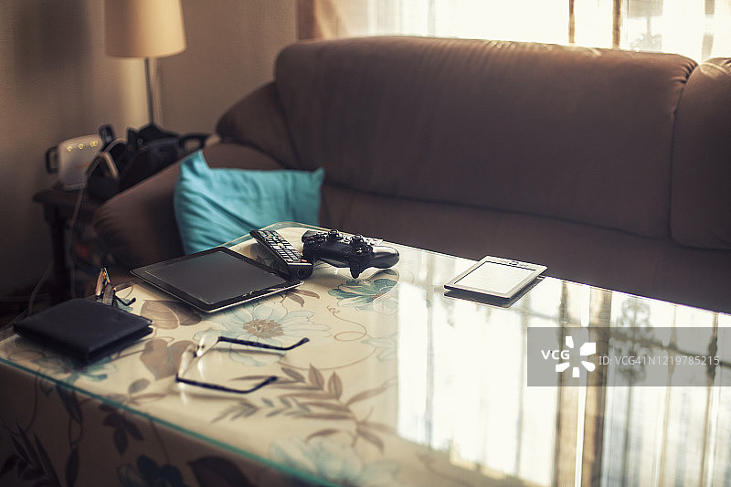 客厅桌子上凌乱的休闲物品图片素材