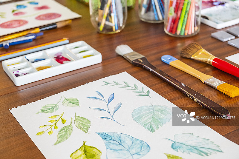 厨房桌上的艺术用品和绘画作品图片素材