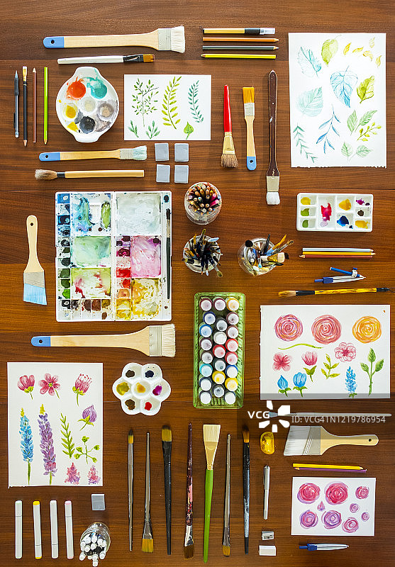 厨房桌上的艺术用品和绘画作品图片素材