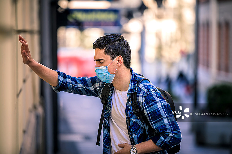户外疫情下戴口罩生病男人图片素材