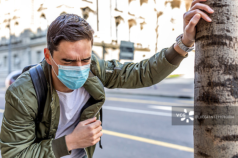 户外疫情下戴口罩生病男人图片素材