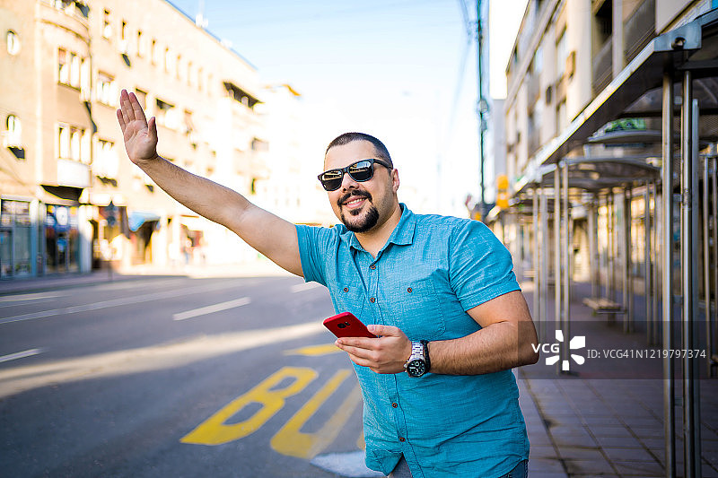 男人正在叫出租车图片素材