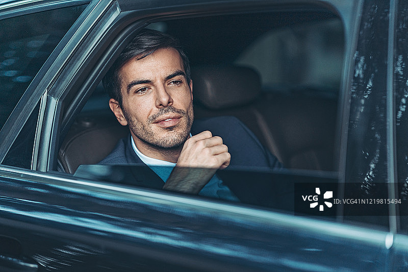 透过车窗向外看的商人图片素材