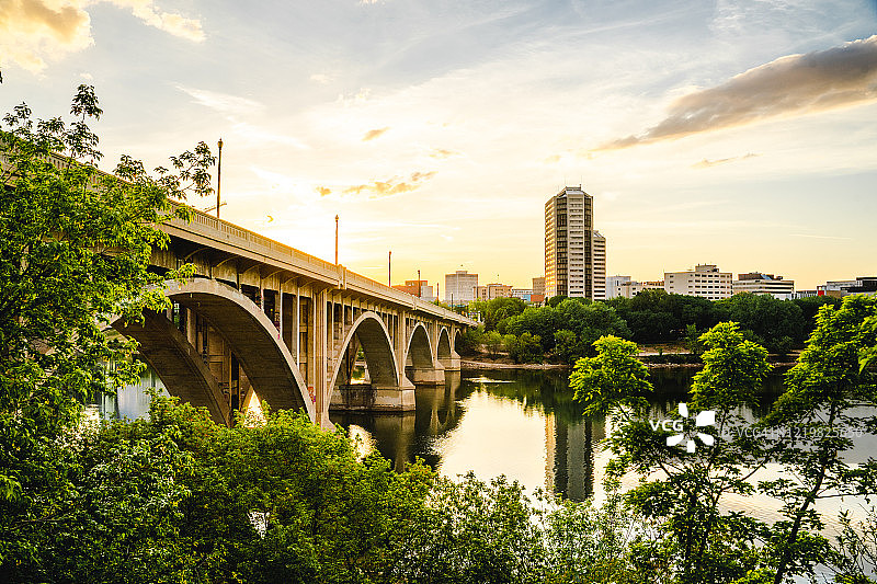 萨斯卡通天际线的日落图片素材
