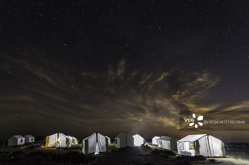 夜间点亮的帐篷，圣伊格纳西奥泻湖，南下加利福尼亚州，墨西哥图片素材