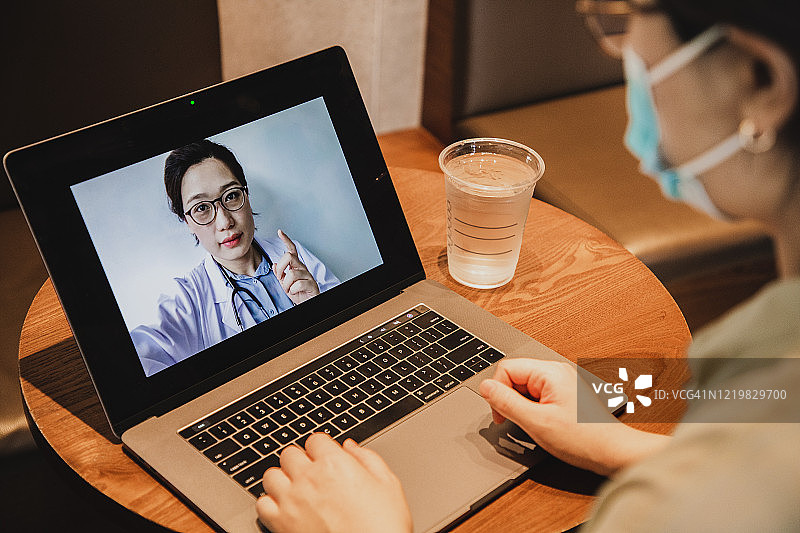 亚洲医生使用笔记本电脑进行在线咨询图片素材