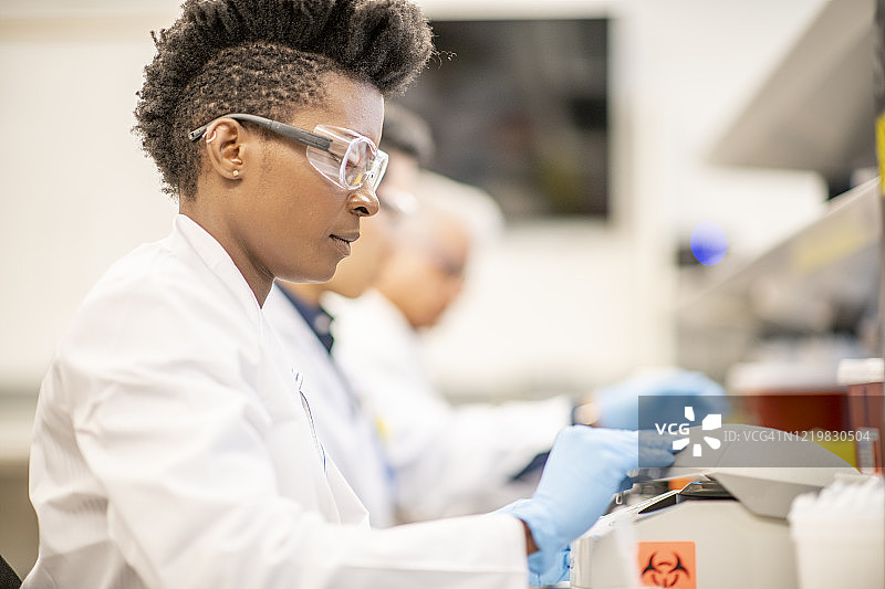 科学家寻找治疗方法图片素材