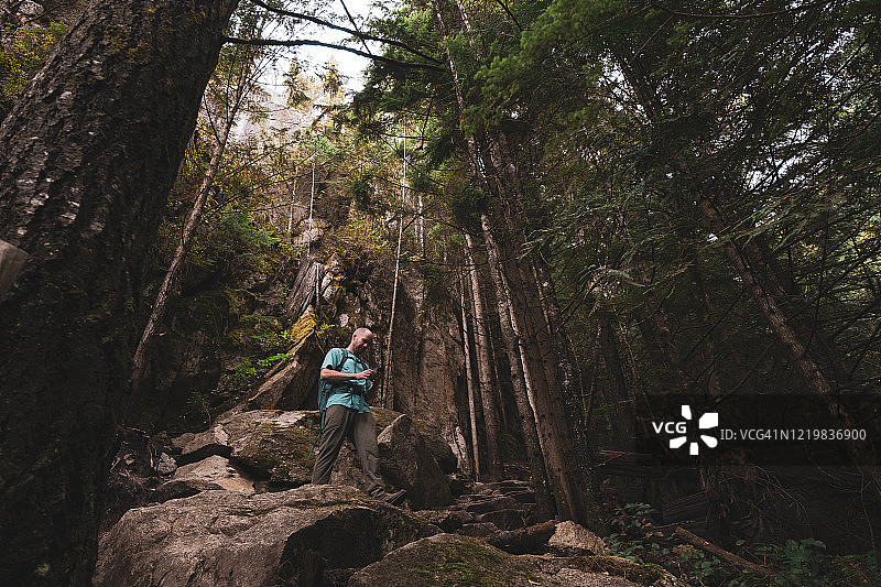 徒步者停下来查看手机图片素材