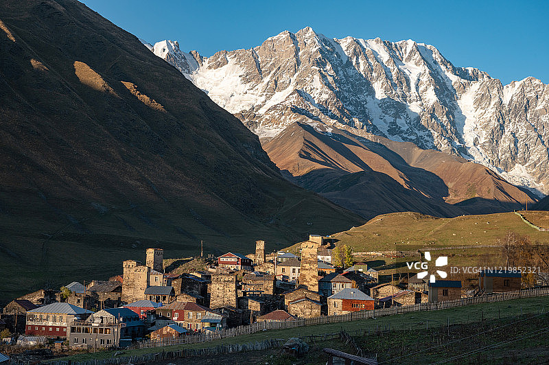 格鲁吉亚高加索山脉乌什古里村的景观图片素材