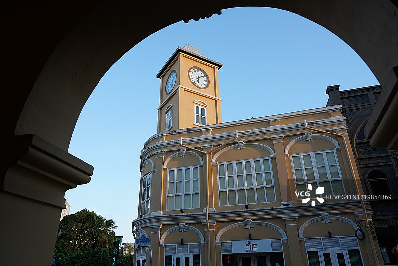 普吉岛老镇的中葡风格钟楼，泰国普吉岛图片素材
