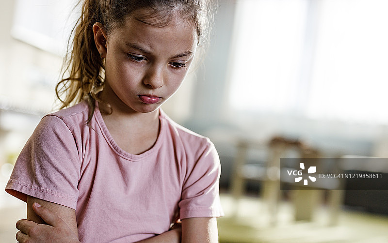 居家隔离时感到悲伤的小女孩图片素材