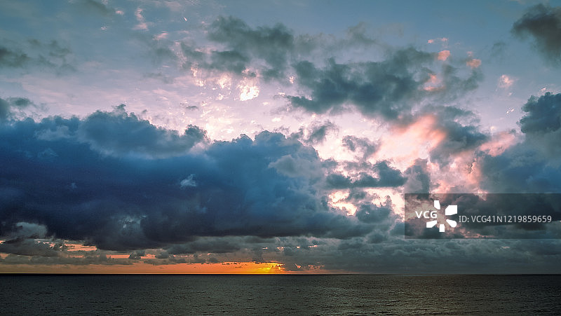 墨西哥太平洋海岸多云多彩的日落图片素材