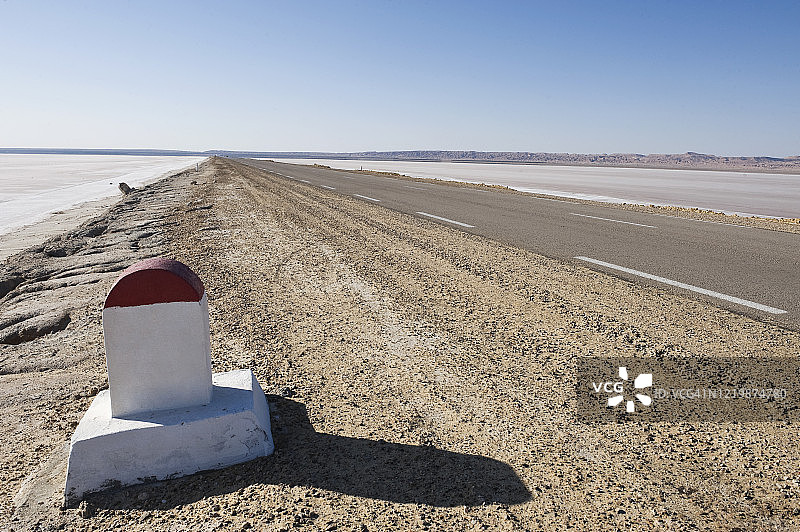 穿过吉利特盐湖的道路，撒哈拉，突尼斯图片素材