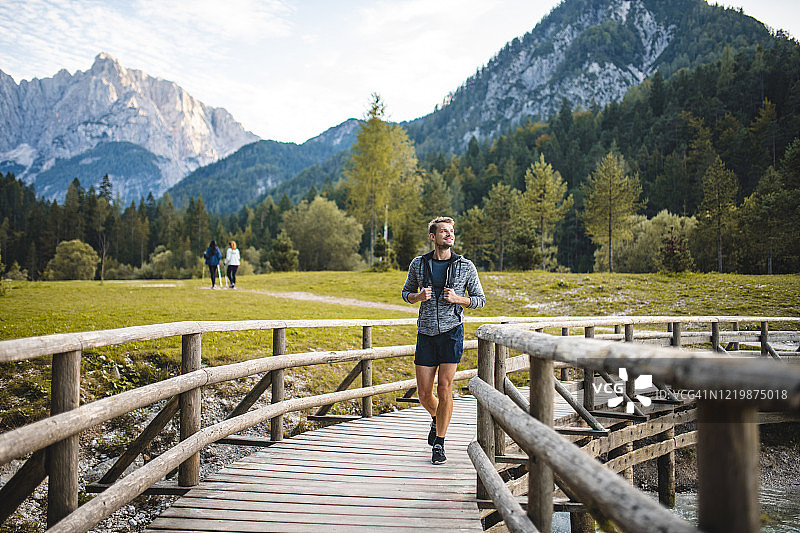 男人欣赏斯洛文尼亚西北部的美丽风景图片素材