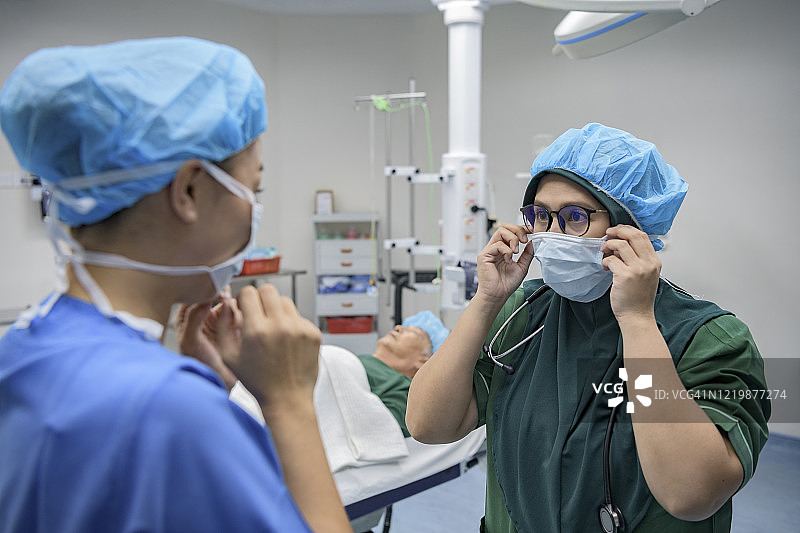 戴口罩准备做手术的女医疗团队图片素材