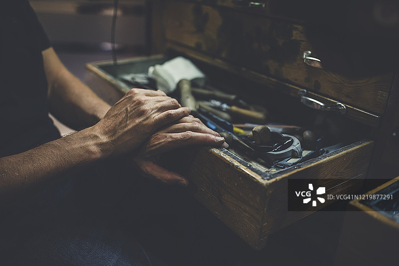 珠宝商在工作台上工作图片素材